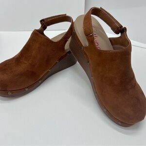 Jellypop women’s Tan Wedge Mules- NWOT